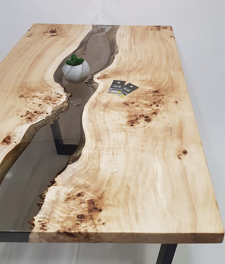 кухонный стол река из цельного массива клена и эпоксидной смолы размером  150х70см №5 с подстольем